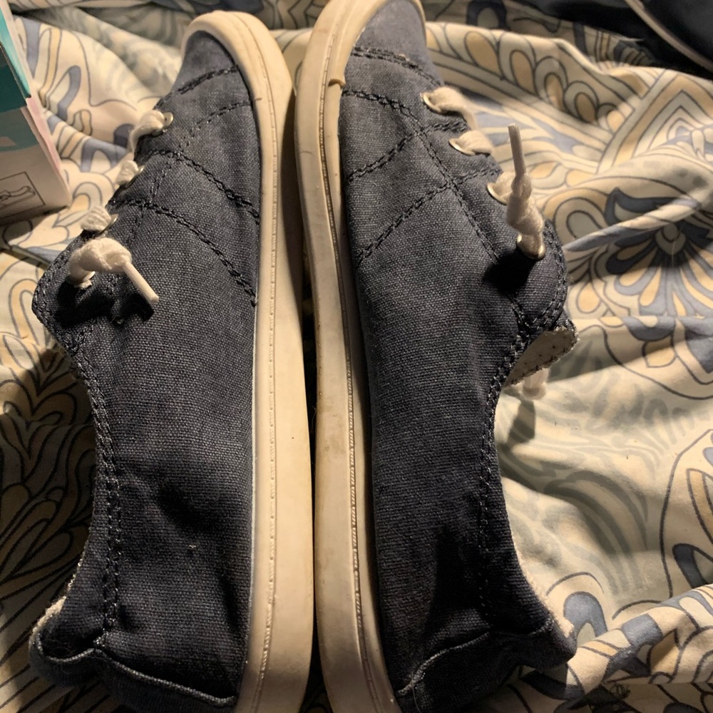 Sneakers - Picture 2 of 4